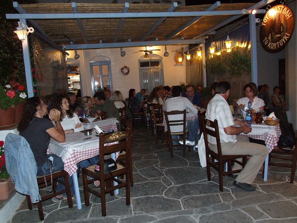 The traditional taverna Apostolis in the alley of Apollonia